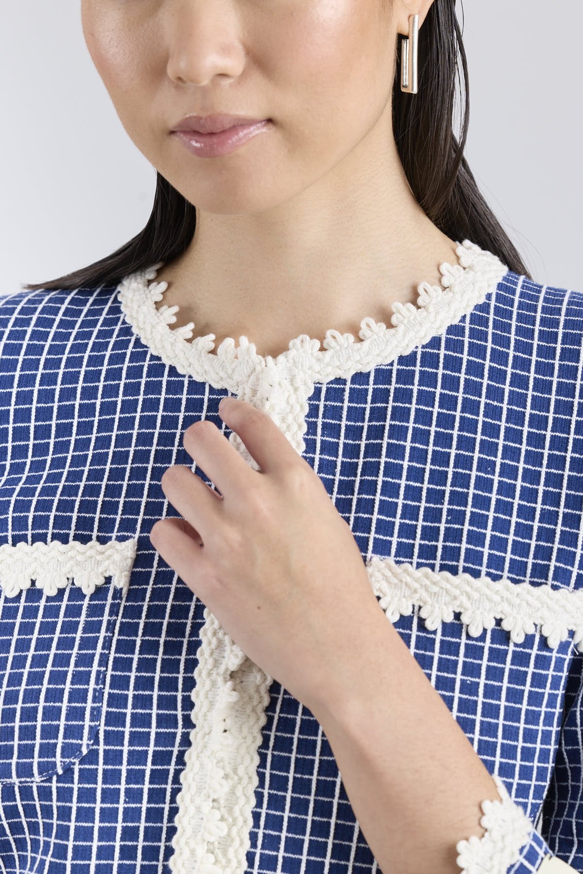 Chaqueta de lujo estructurada en azul noche para mujer modelo Jasper con acabados festoneados.