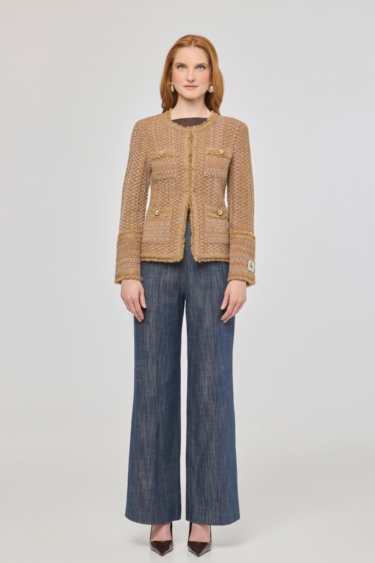 Chaqueta corta tweed para mujer Bryony, con textura rica, acabados desflecados y botones dorados.