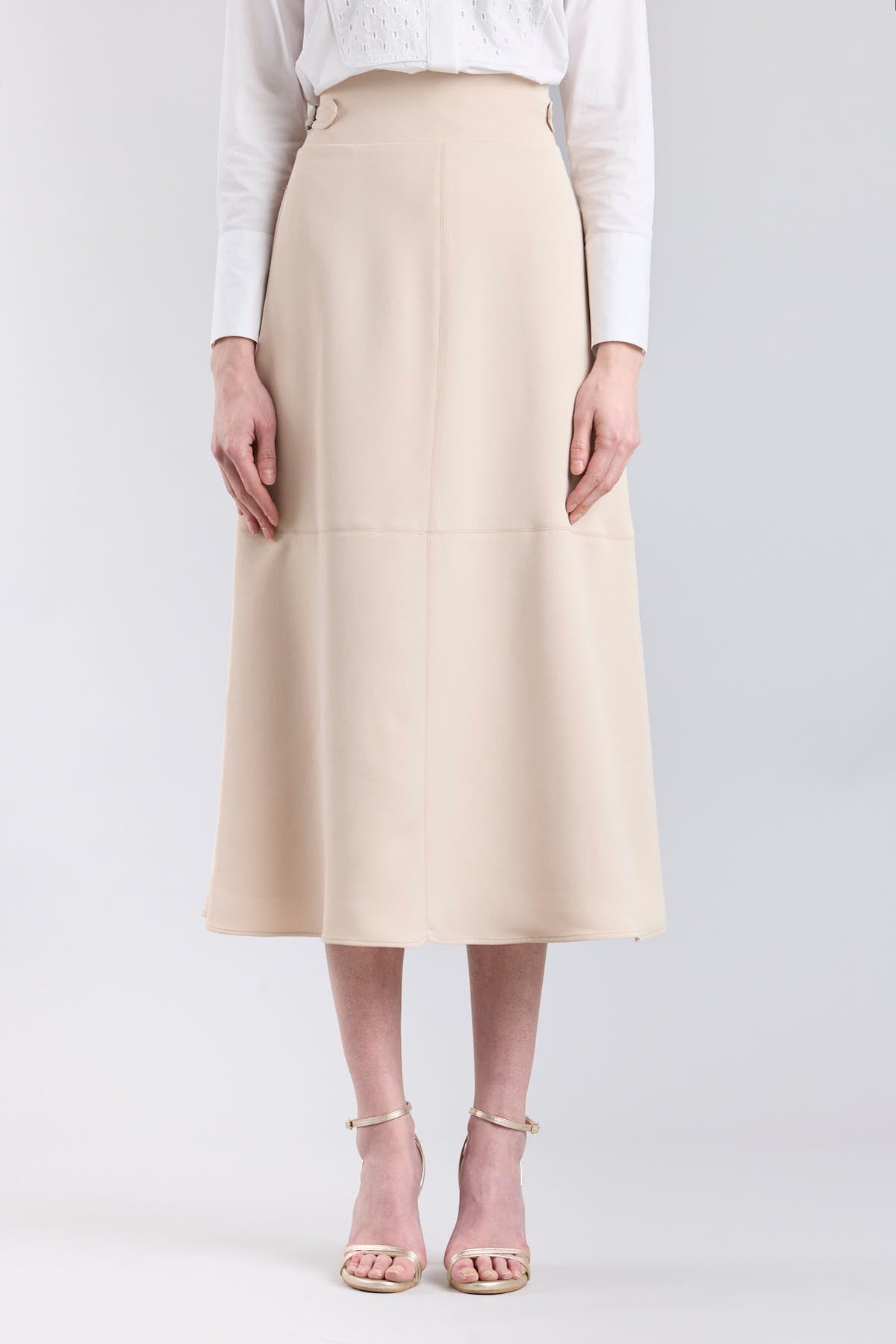 Falda midi de corte evasé color beige con detalle de hebillas en la cintura de The Extreme Collection.