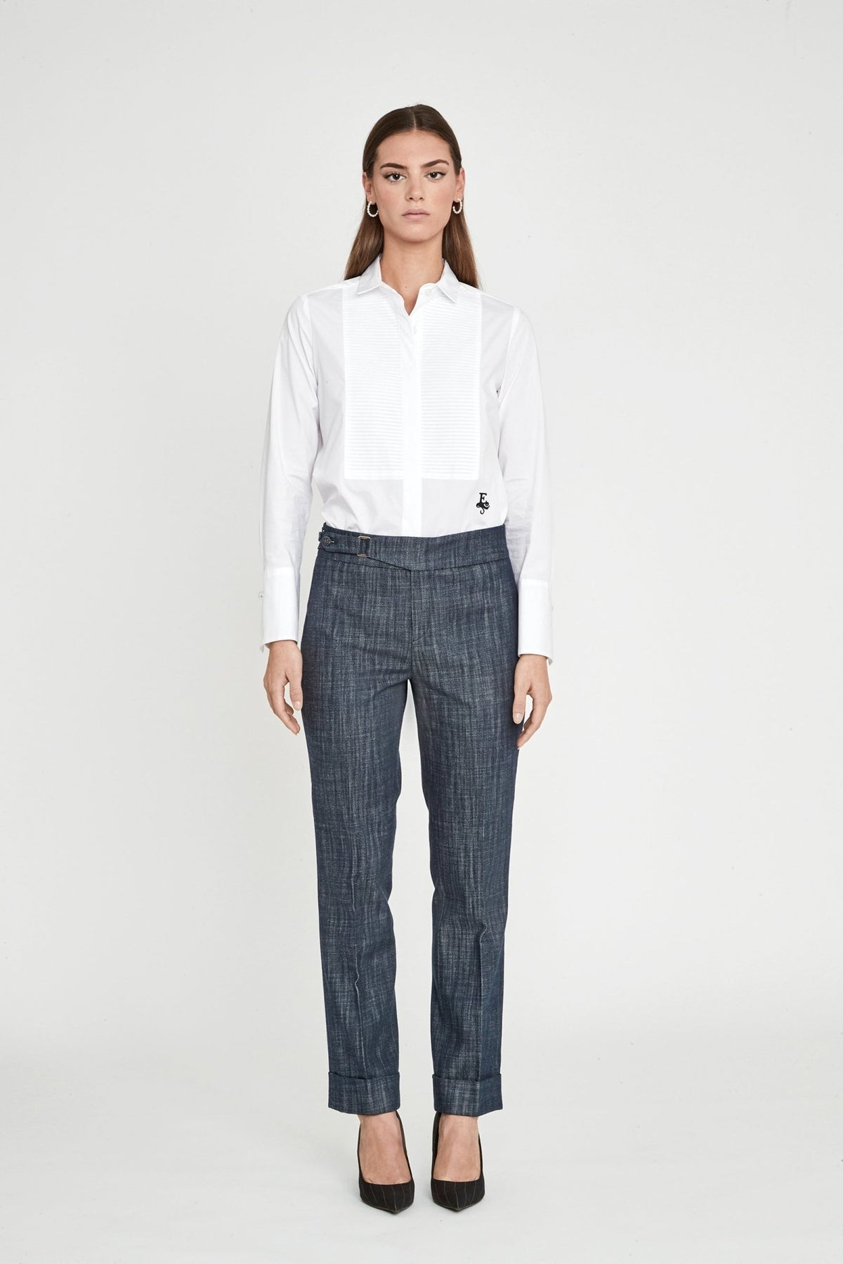 Pantalón Atelier denim Milán de corte recto en tejido vaquero de calidad superior con cinturón integrado y hebilla lateral.