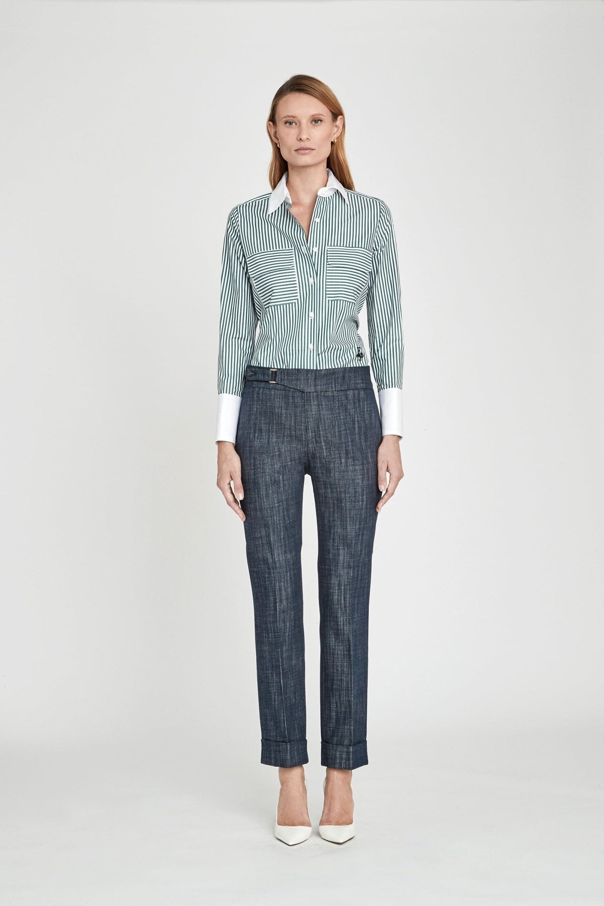 Pantalón Atelier denim Milán de corte recto en tejido vaquero de calidad superior con cinturón integrado y hebilla lateral.