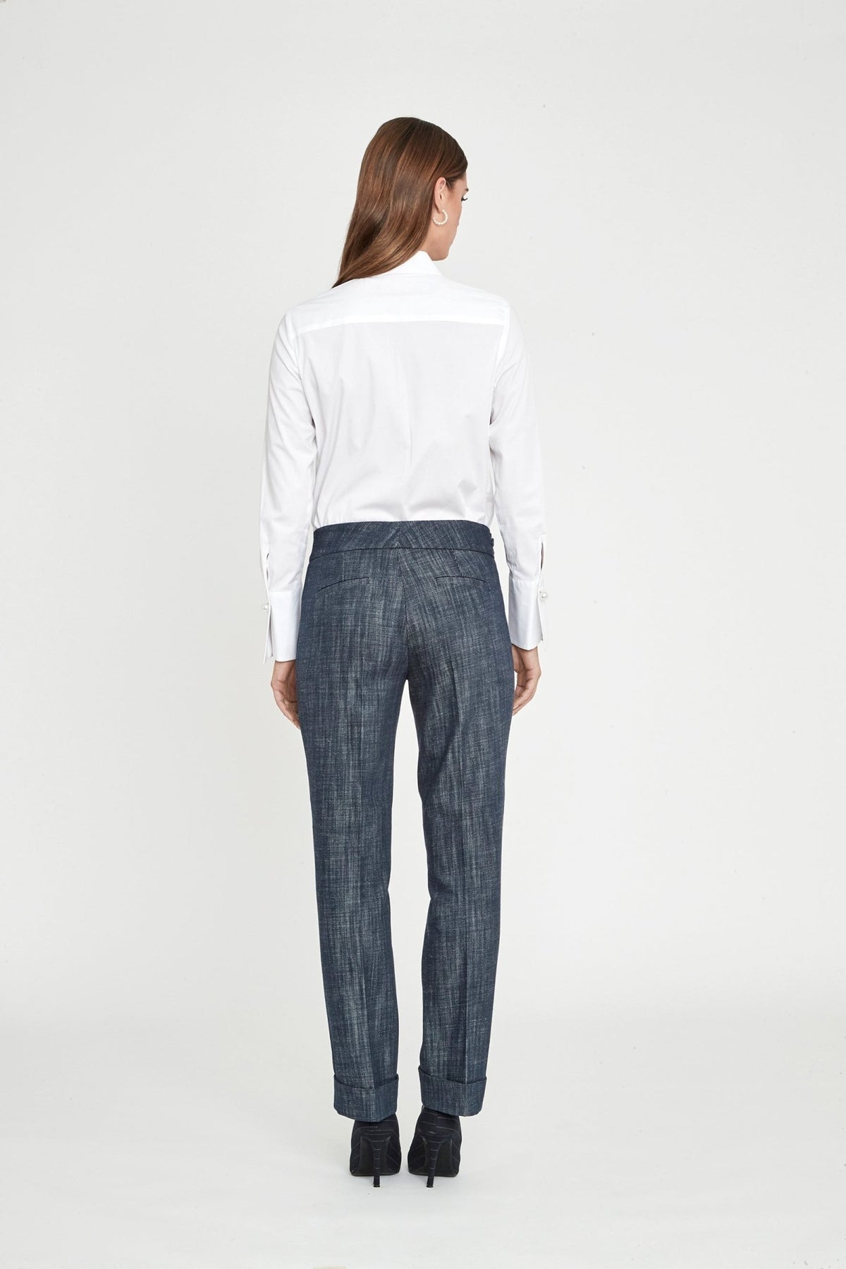 Pantalón Atelier denim Milán de corte recto en tejido vaquero de calidad superior con cinturón integrado y hebilla lateral.
