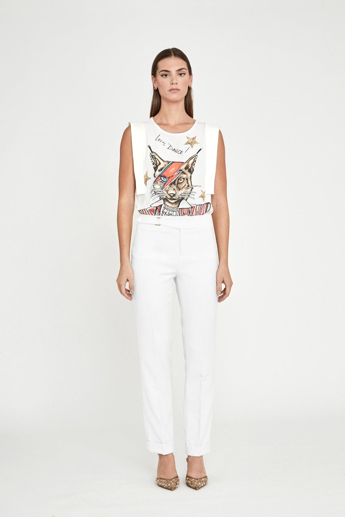 Pantalón hebilla blanco Atelier de corte recto con raya marcada y detalle de hebilla dorada. Sastrería elegante y sofisticada.