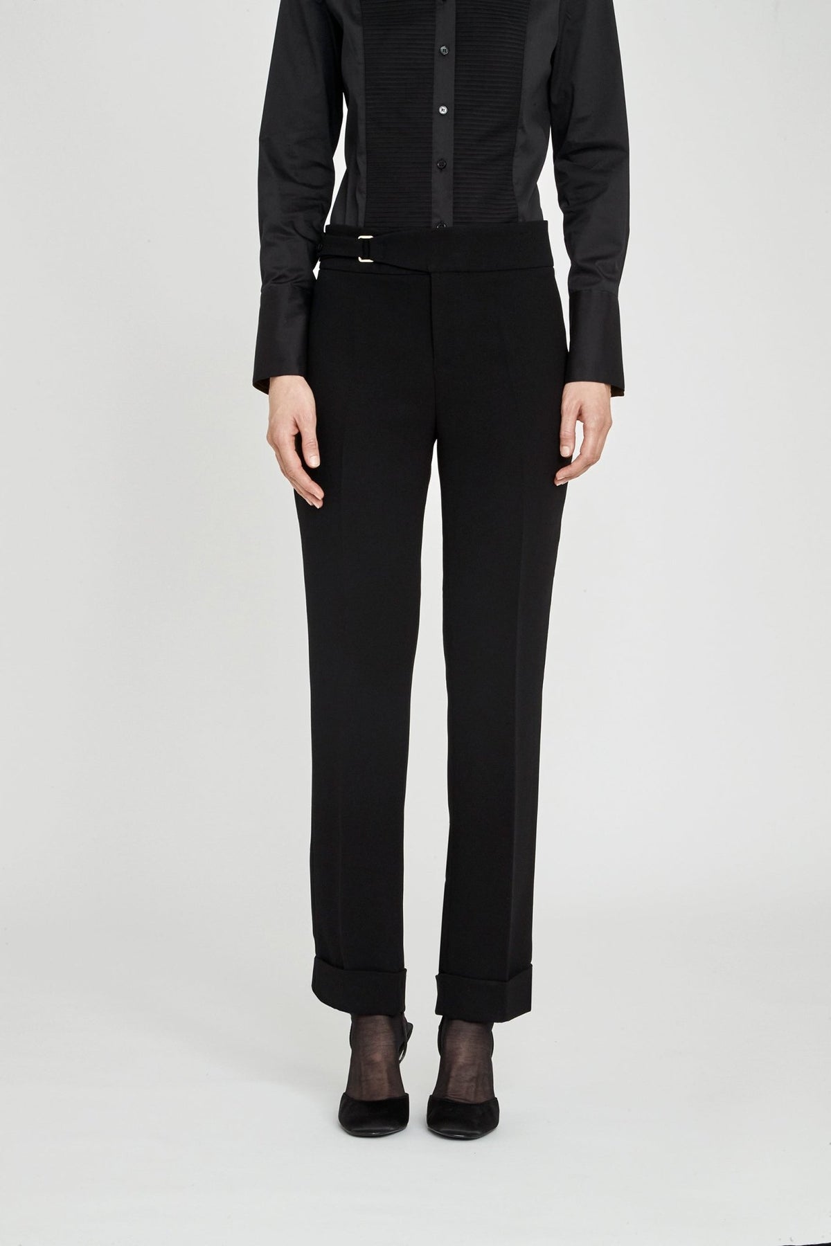 Pantalón hebilla negro Atelier de corte recto en super crepé con elegante detalle de hebilla lateral.
