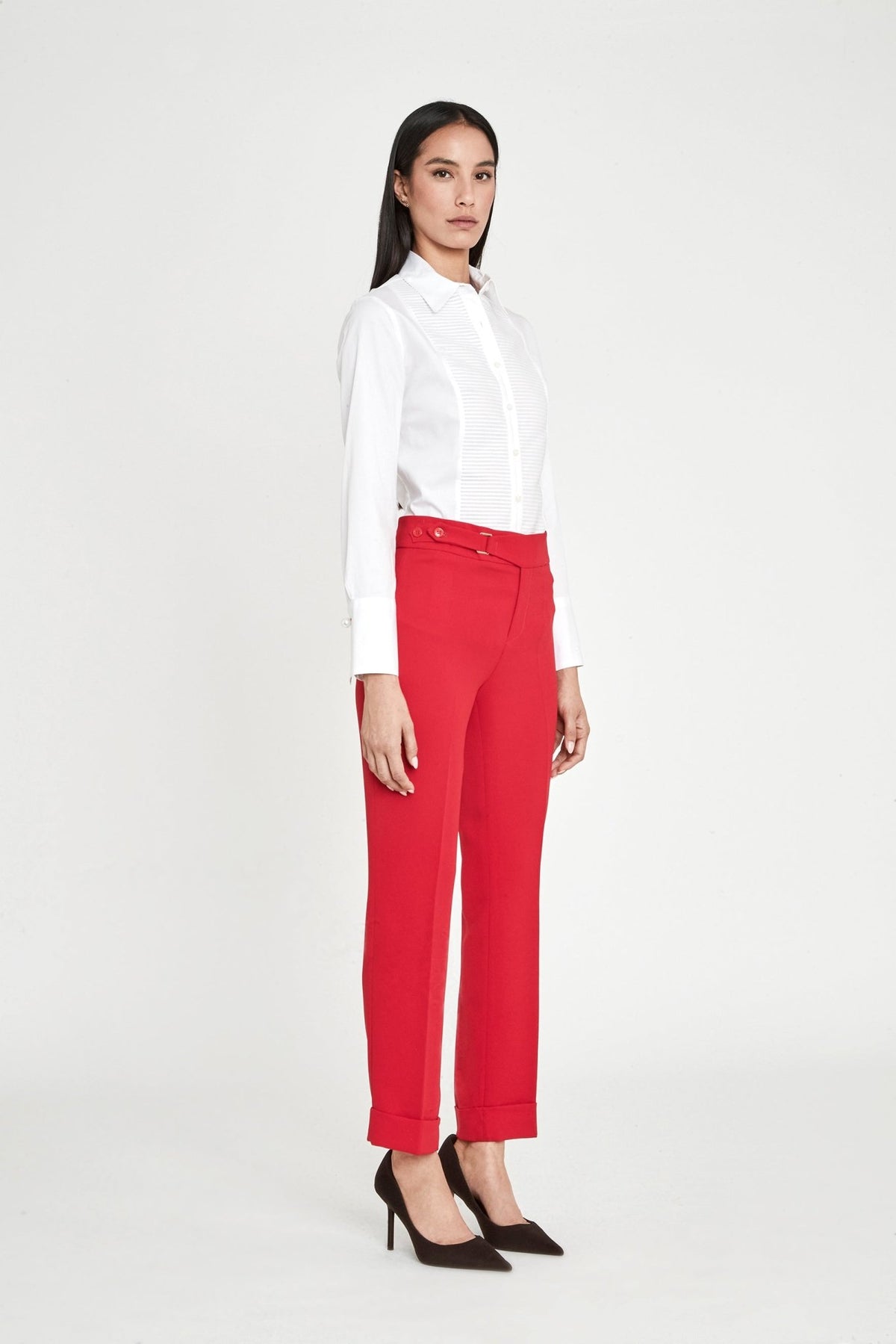 Pantalón pantalón hebilla rojo Atelier, de corte recto en super crepé de alta gama con elegante detalle de hebilla lateral.
