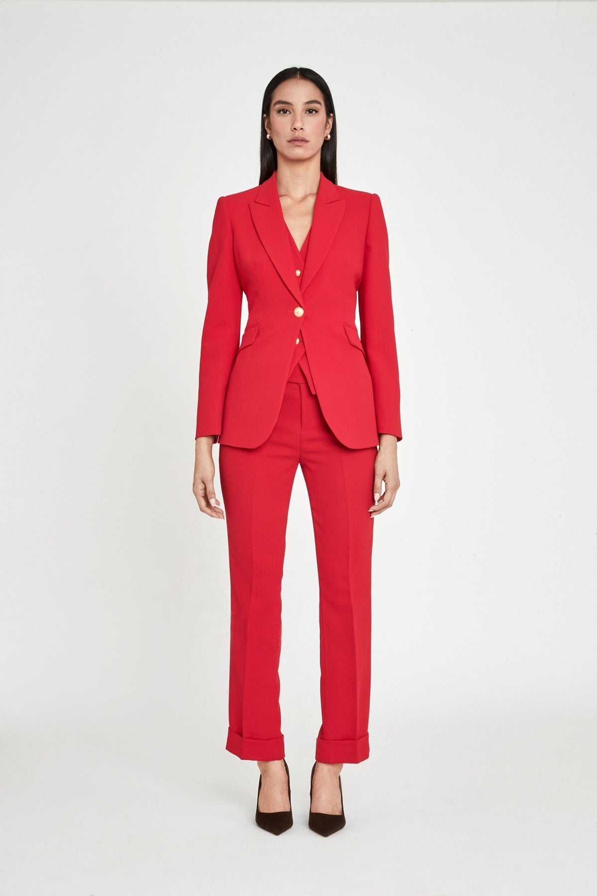 Pantalón pantalón hebilla rojo Atelier, de corte recto en super crepé de alta gama con elegante detalle de hebilla lateral.