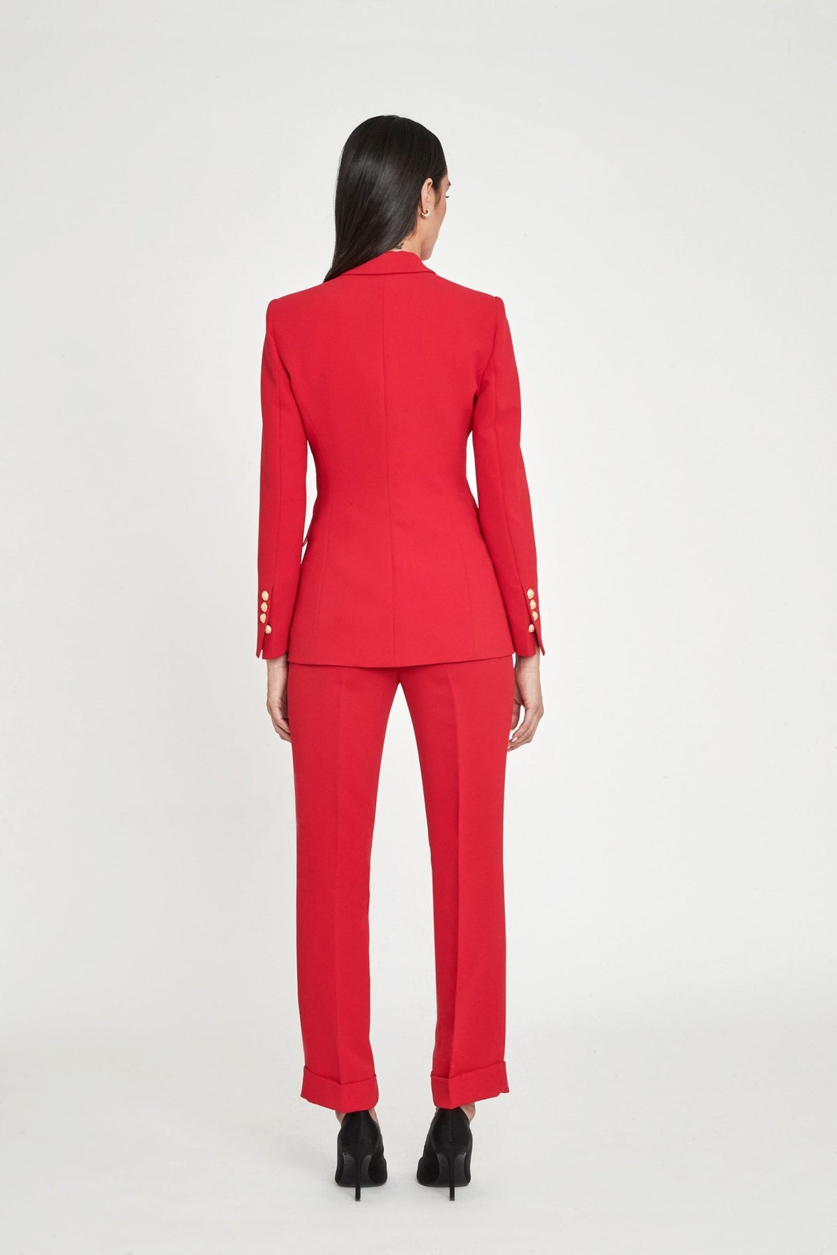 Pantalón pantalón hebilla rojo Atelier, de corte recto en super crepé de alta gama con elegante detalle de hebilla lateral.