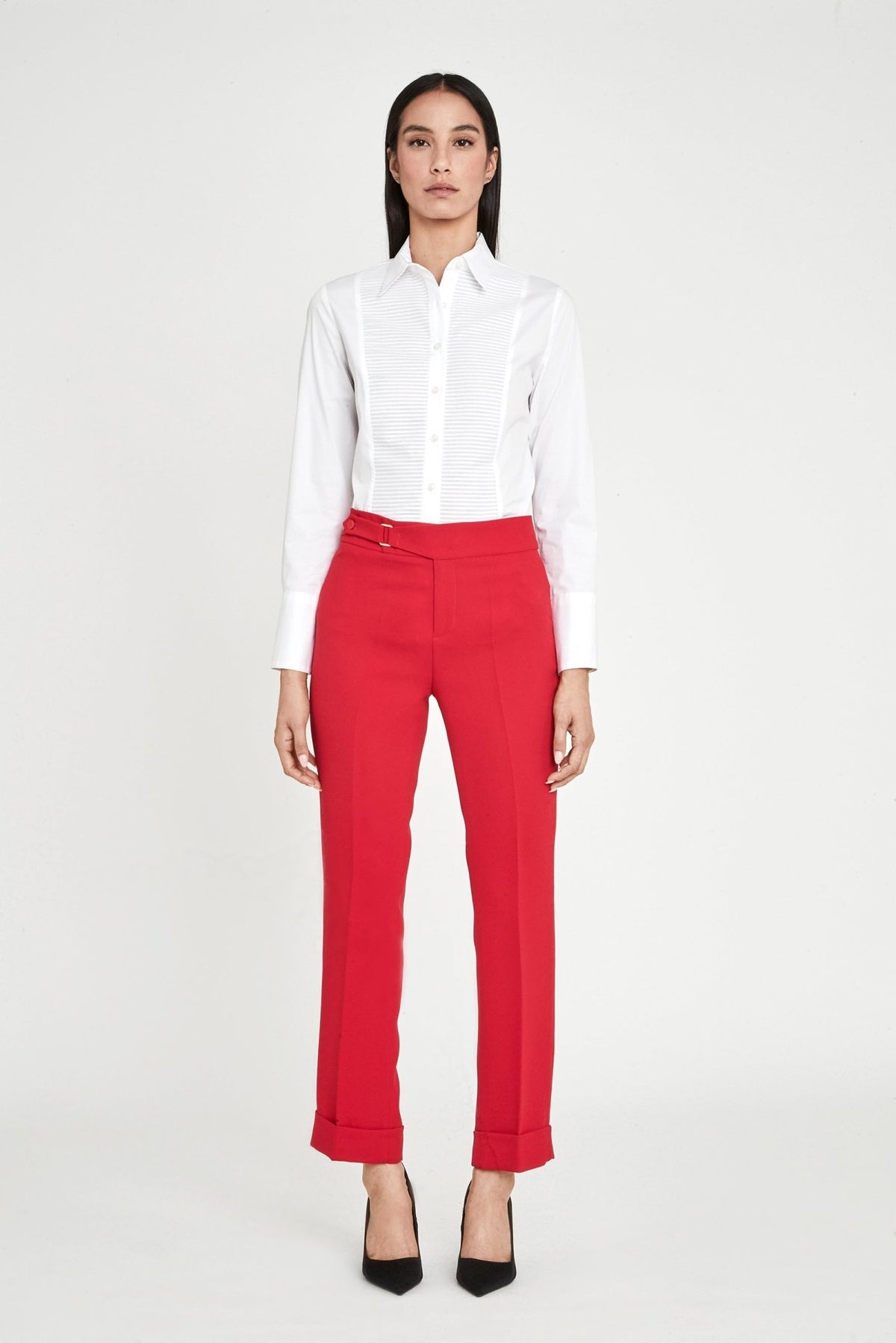 Pantalón pantalón hebilla rojo Atelier, de corte recto en super crepé de alta gama con elegante detalle de hebilla lateral.