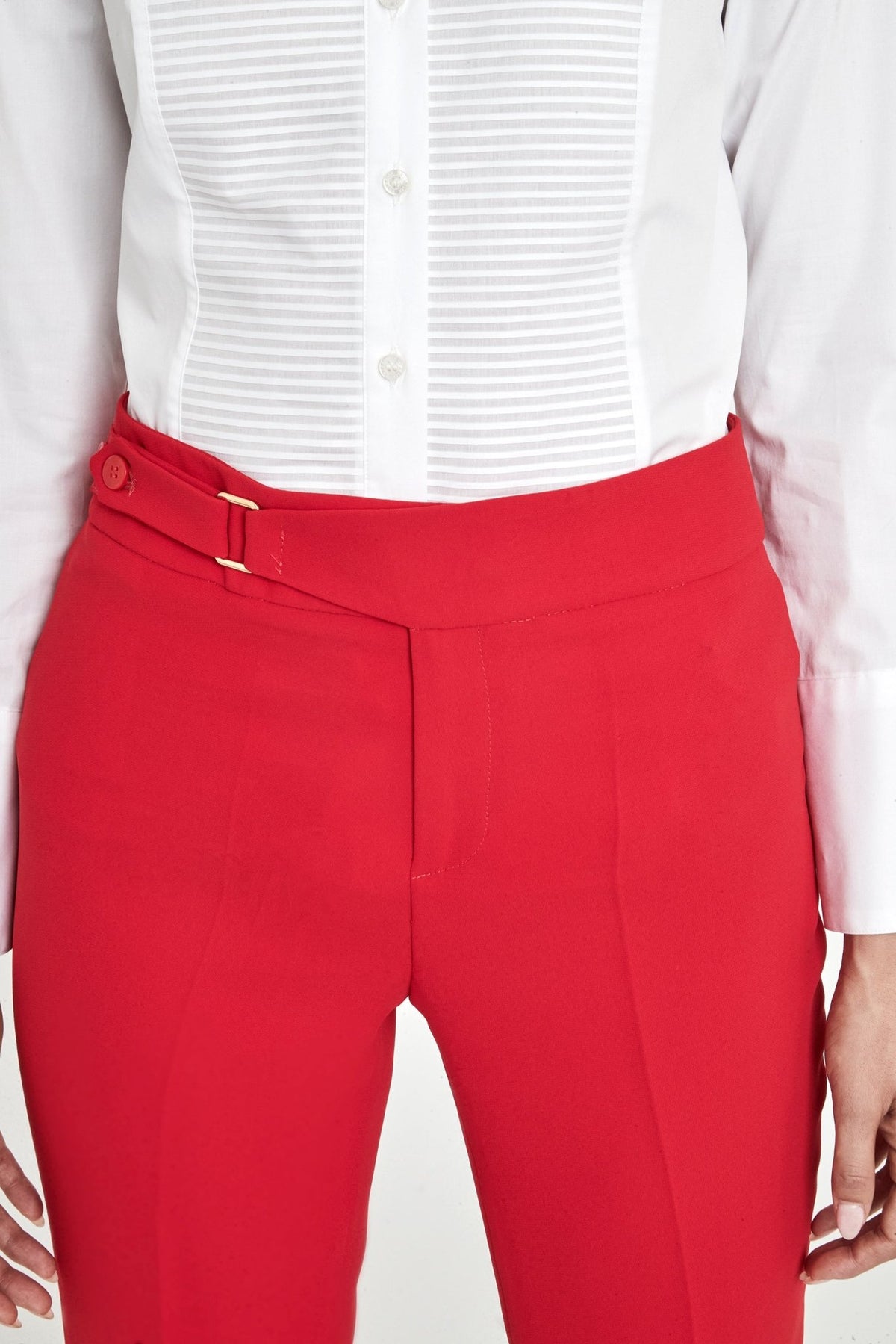 Pantalón pantalón hebilla rojo Atelier, de corte recto en super crepé de alta gama con elegante detalle de hebilla lateral.