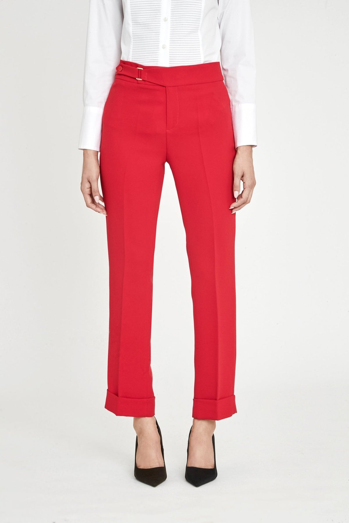 Pantalón pantalón hebilla rojo Atelier, de corte recto en super crepé de alta gama con elegante detalle de hebilla lateral.
