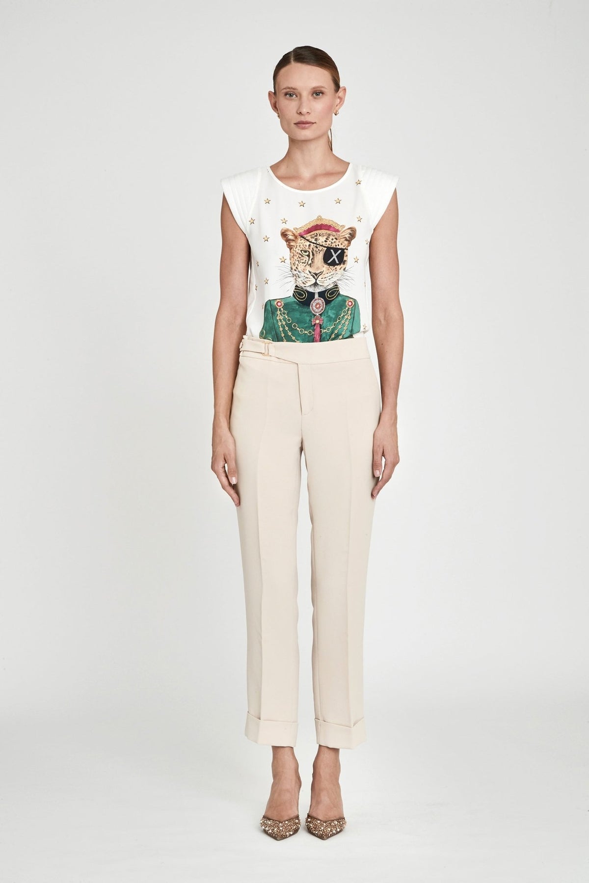 Pantalón de cintura alta beige Atelier de corte recto en tono tofe con raya marcada y detalle de hebilla dorada. Sastrería elegante y sofisticada.