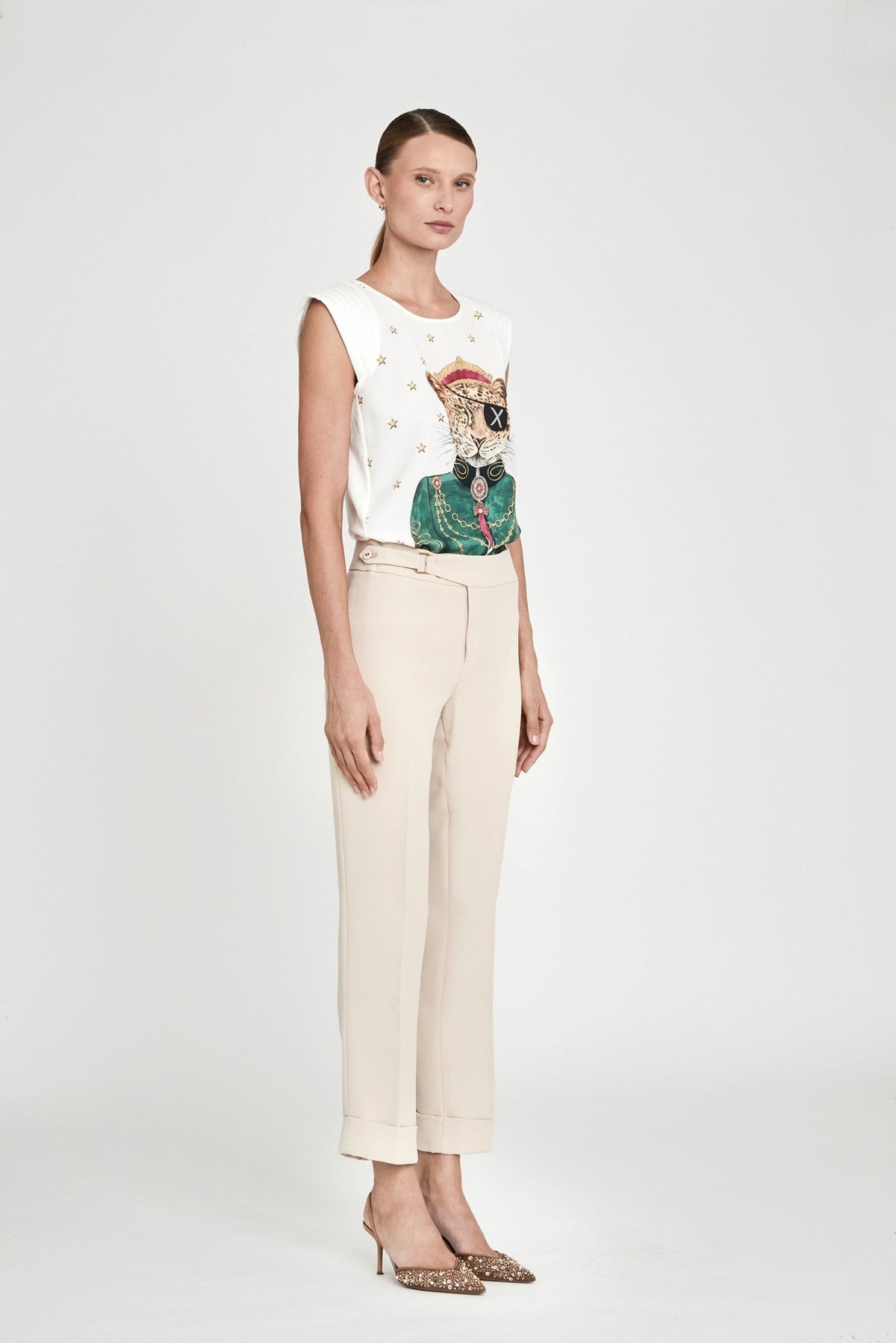 Pantalón de cintura alta beige Atelier de corte recto en tono tofe con raya marcada y detalle de hebilla dorada. Sastrería elegante y sofisticada.
